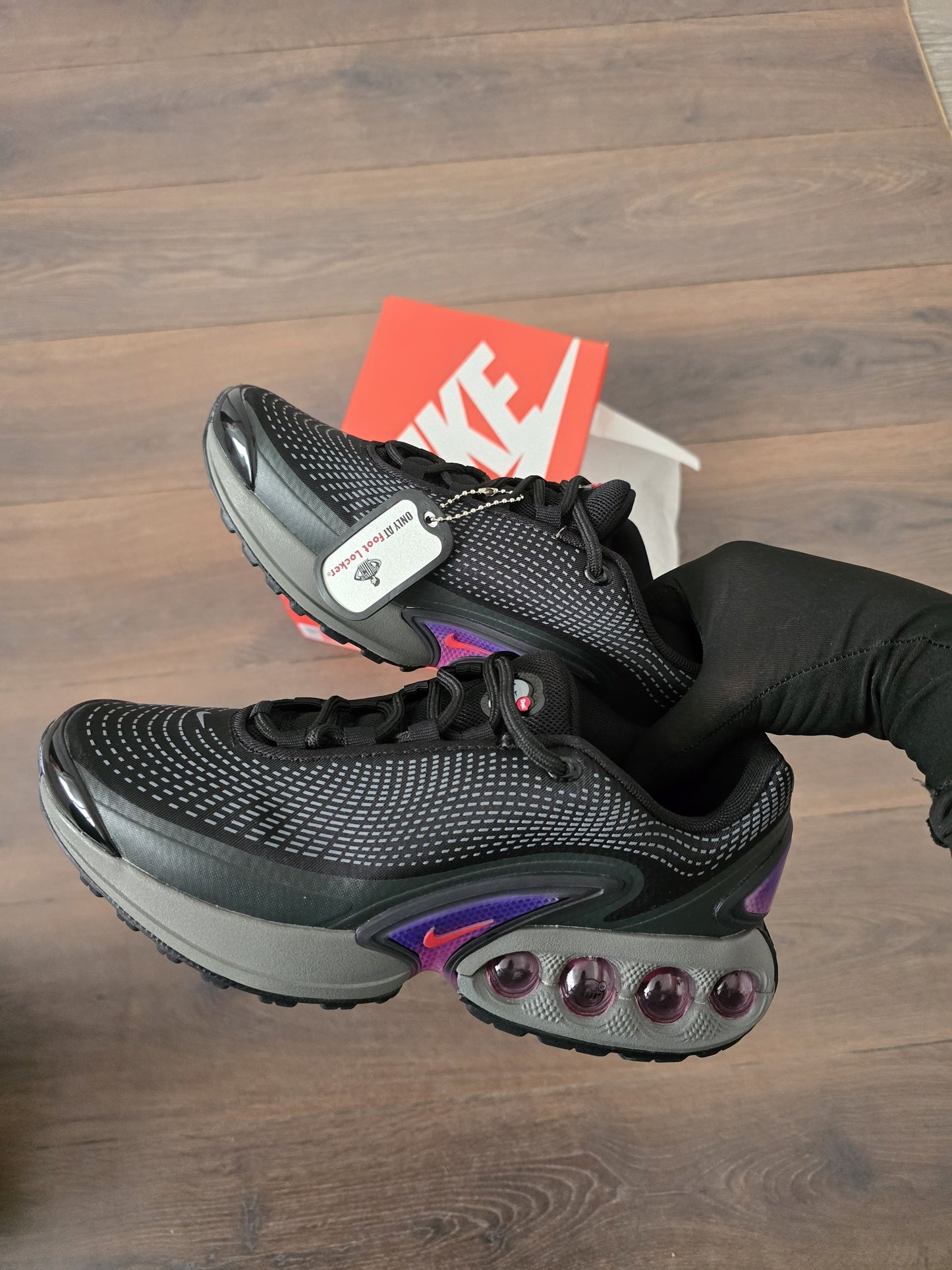 Air max dn negra logo rosa