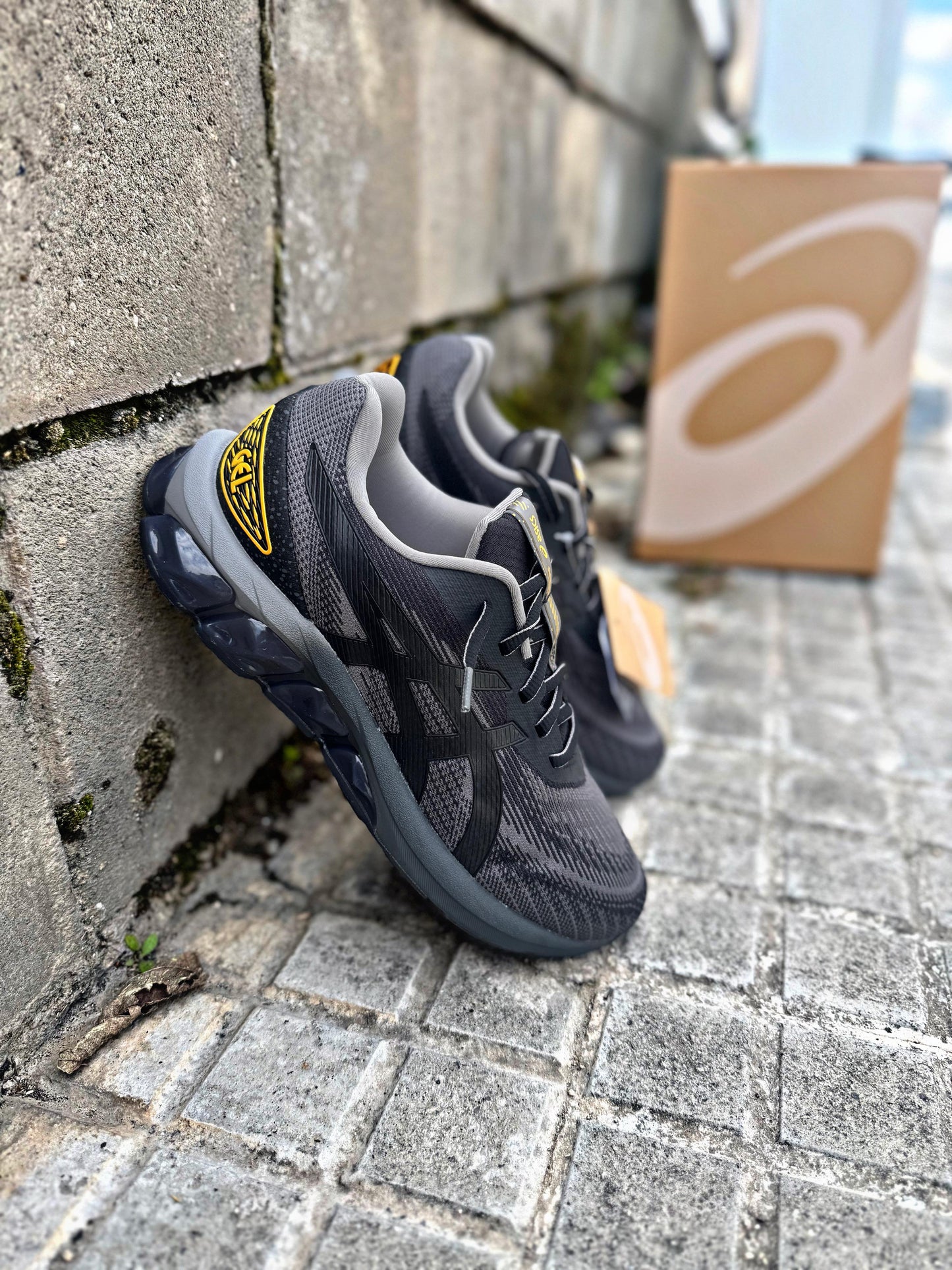 Asics Quantum 180VII grises logo negro detalles dorados