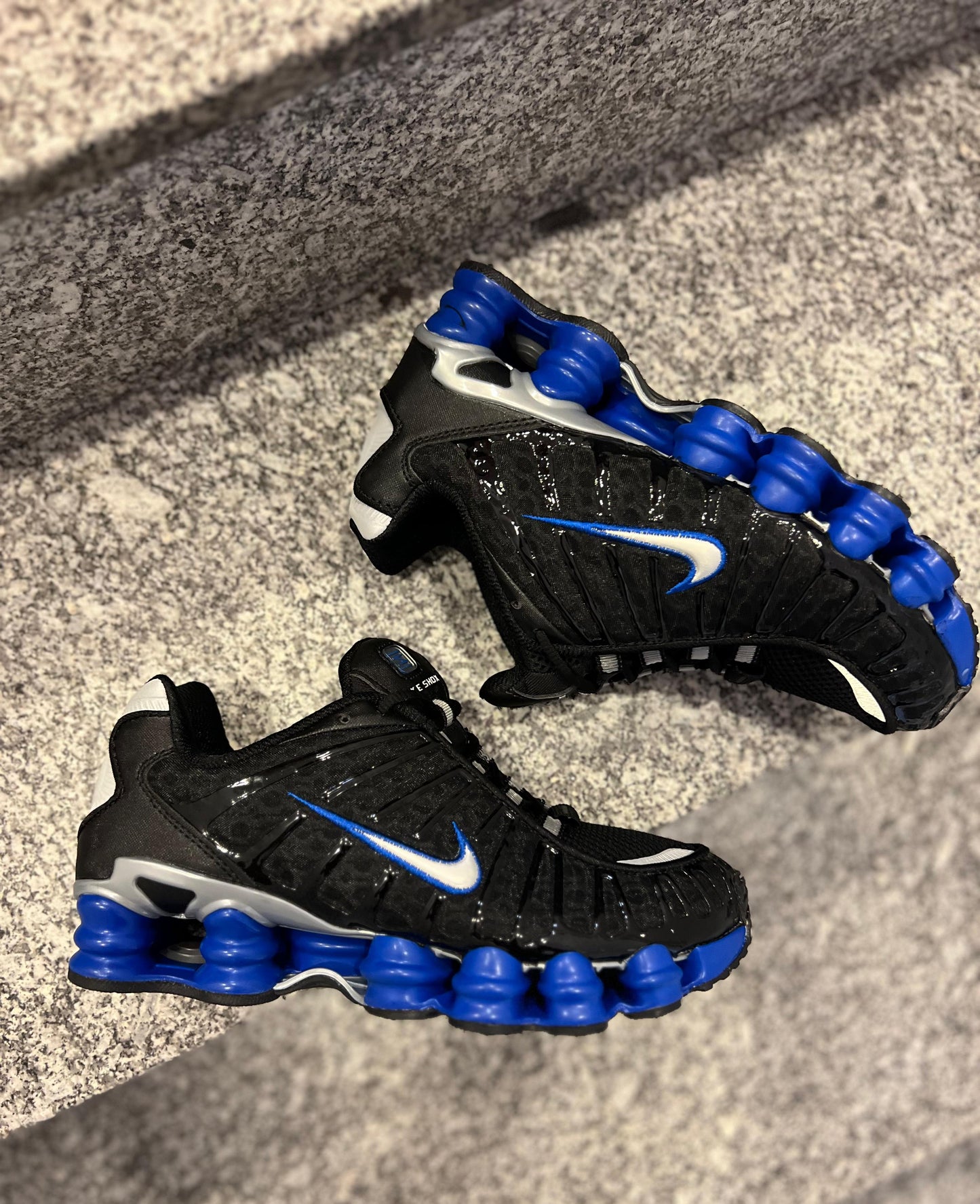 Shox negras y azules logo blanco contorno azul