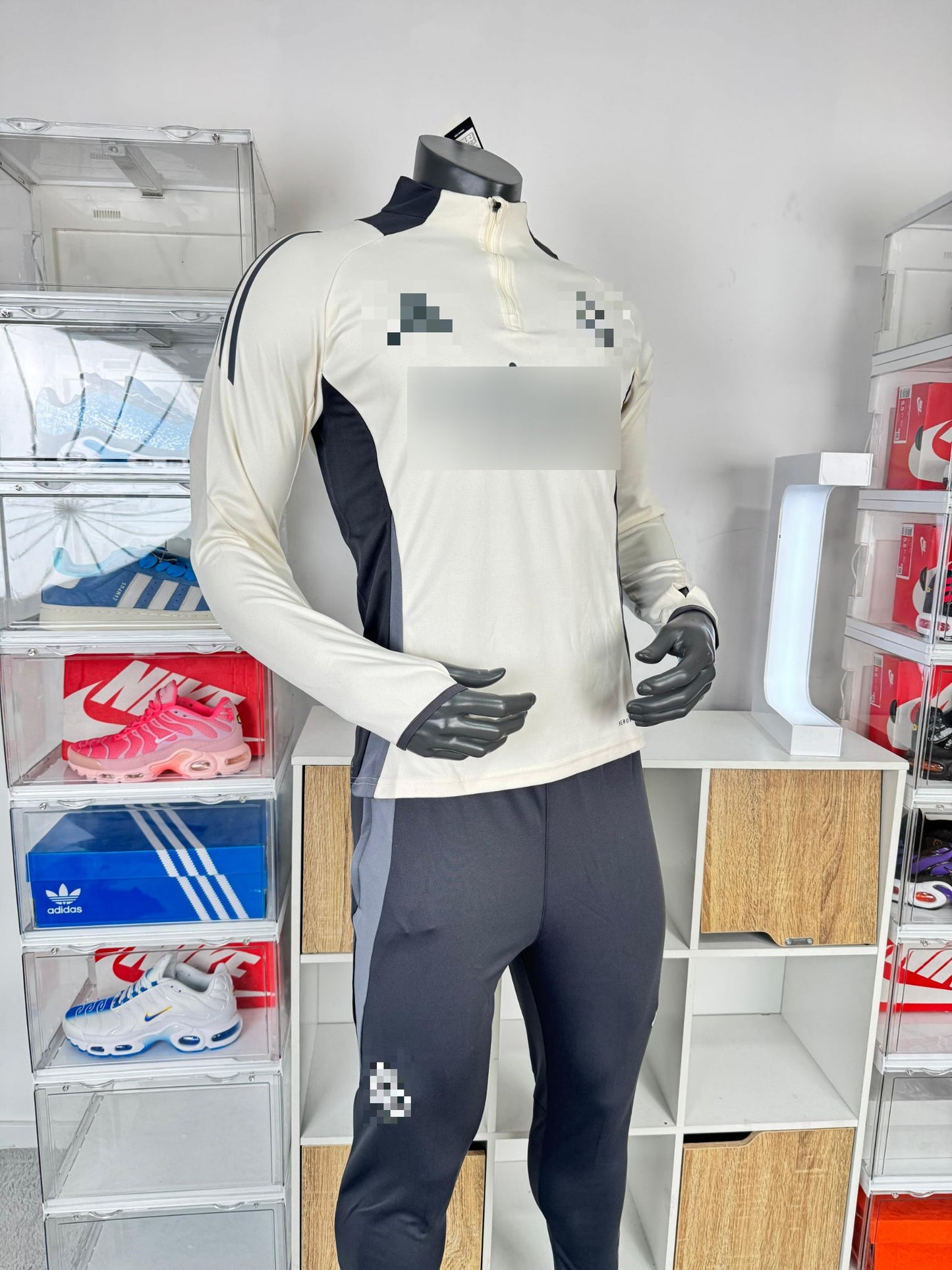 Chandal madrid crema detalles negros
