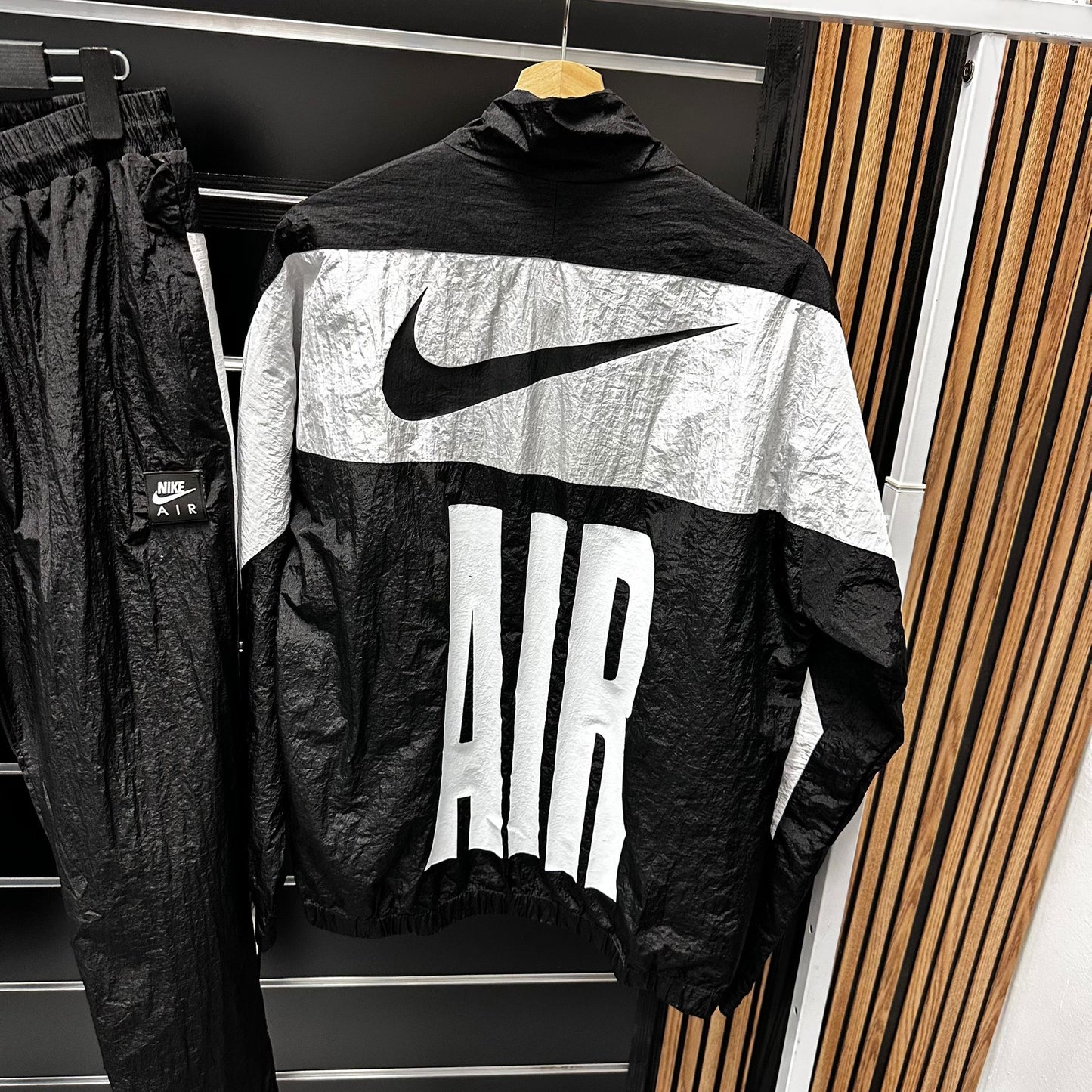 Chandal Nike negro logo blanco lineas blancas