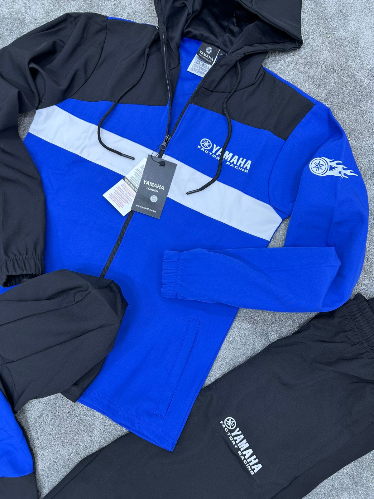Chandal Yamaha azul logo blanco detalles negros