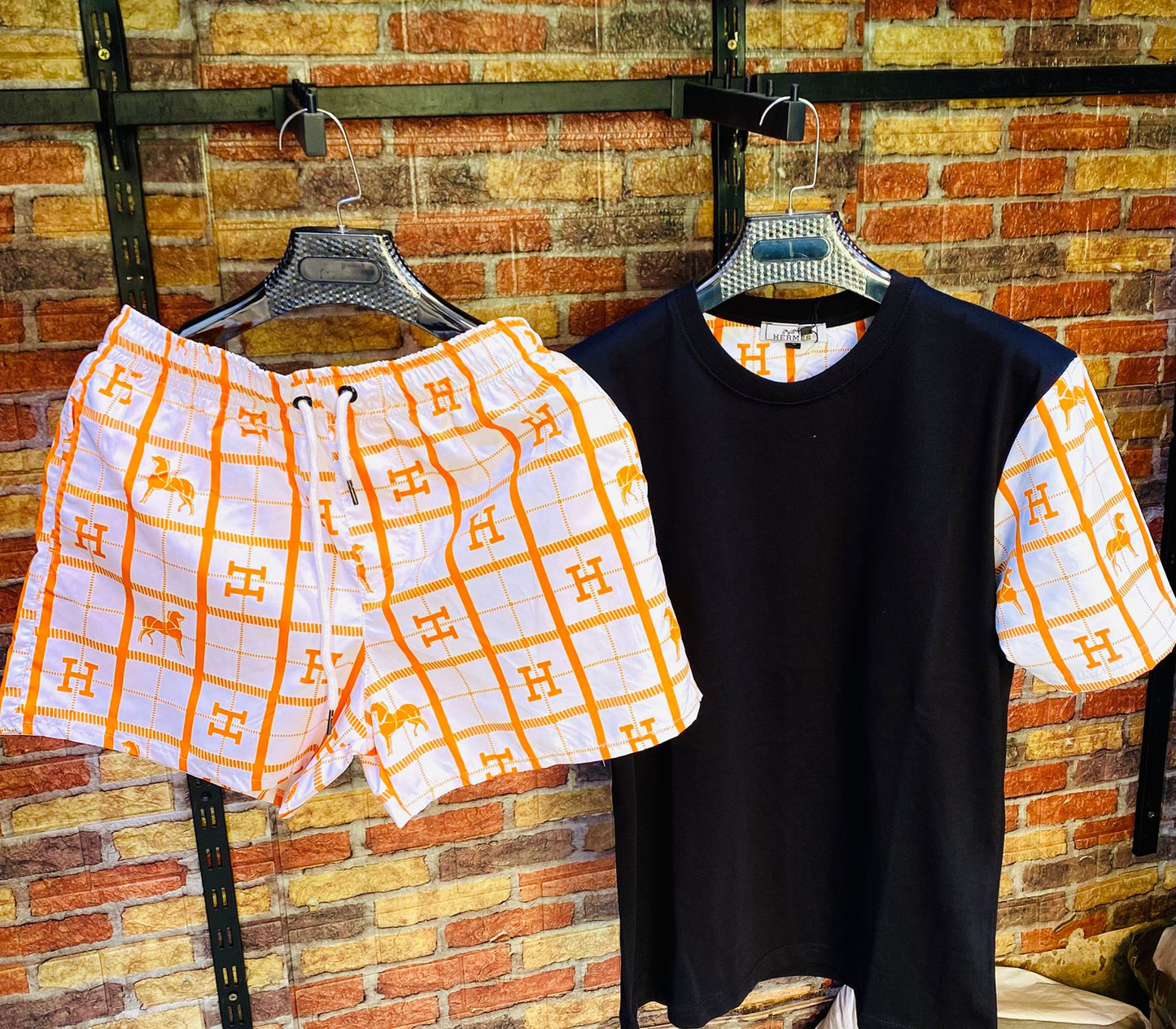 Conjunto Hermes negro detalles blancos logo dorado