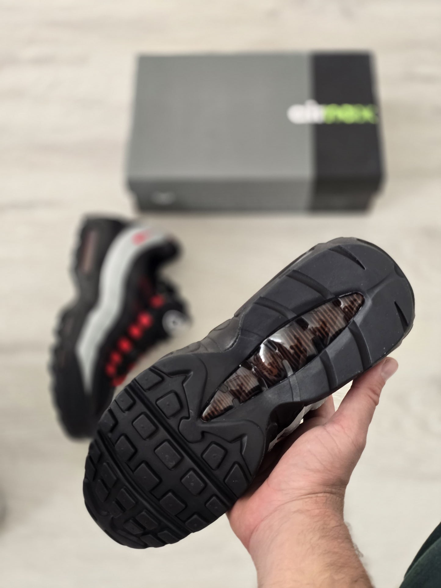 Air max 95 negra roja