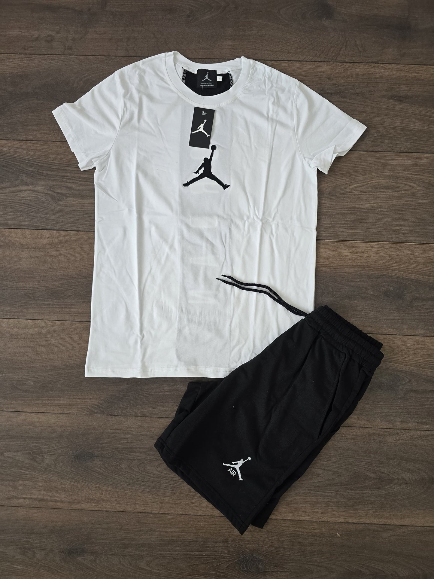 Conjunto verano jordan blanco negro logo central