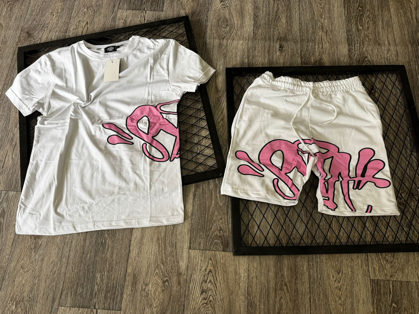 Conjunto corto syna blanco logo rosa contorno negro