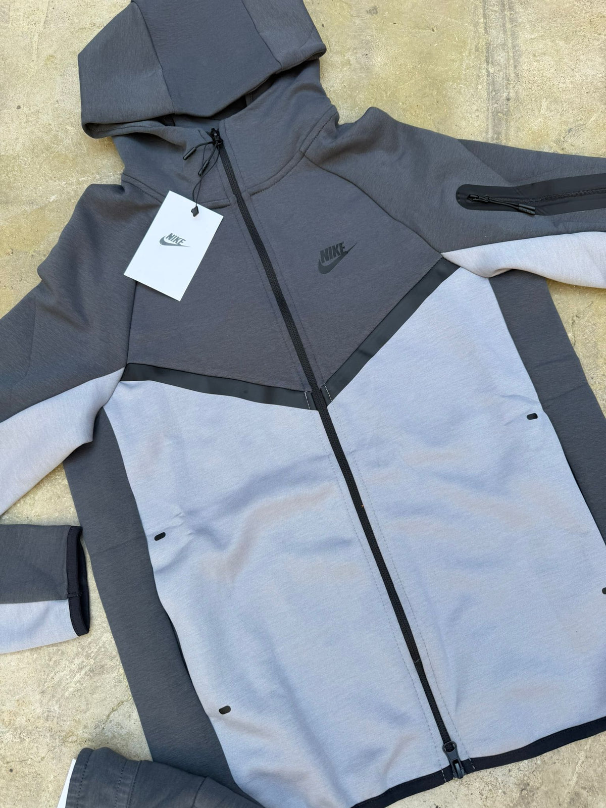 Chandal Nike tech gris logo negro