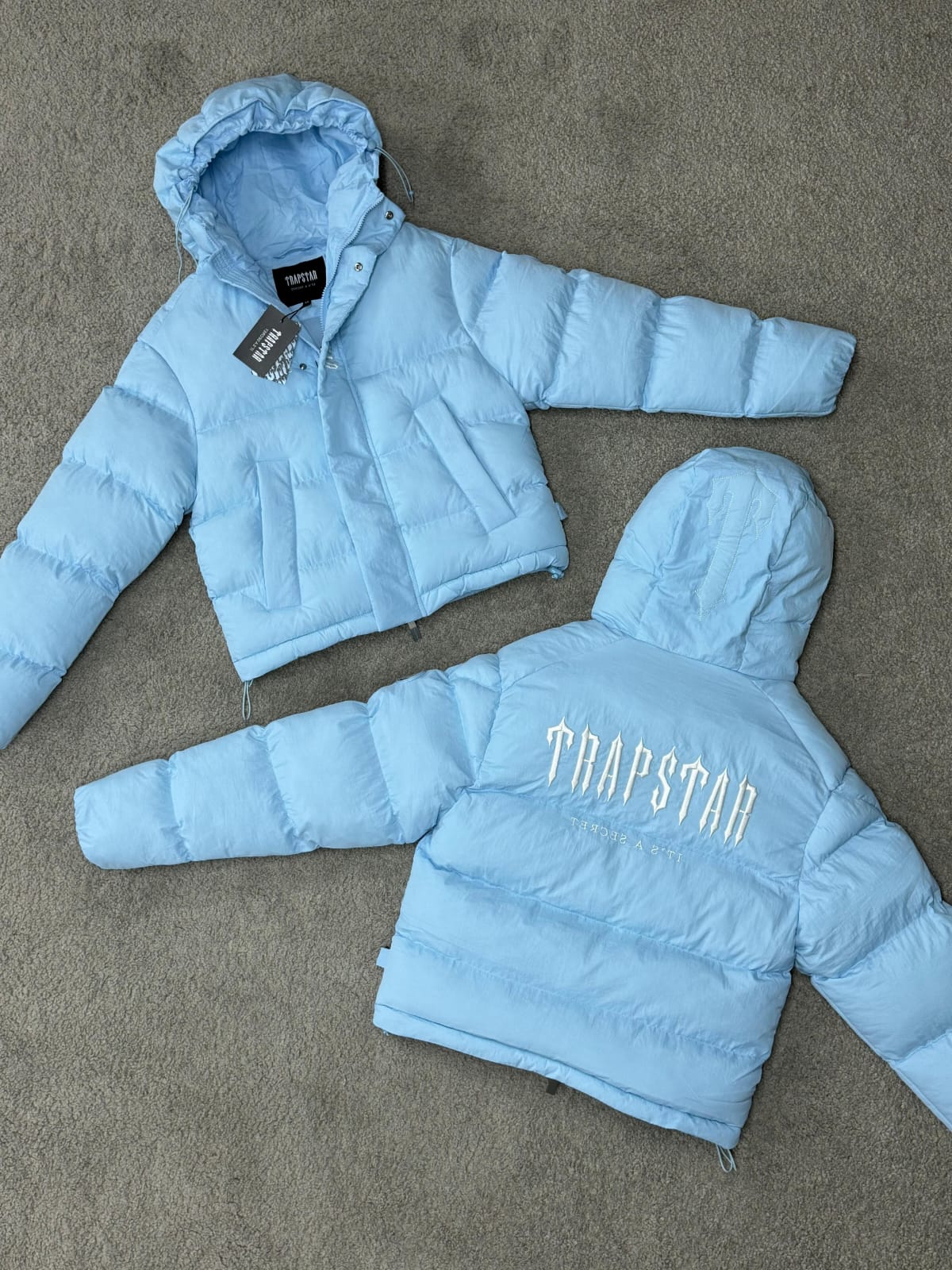 Chaqueta trapstar celeste logo blanco