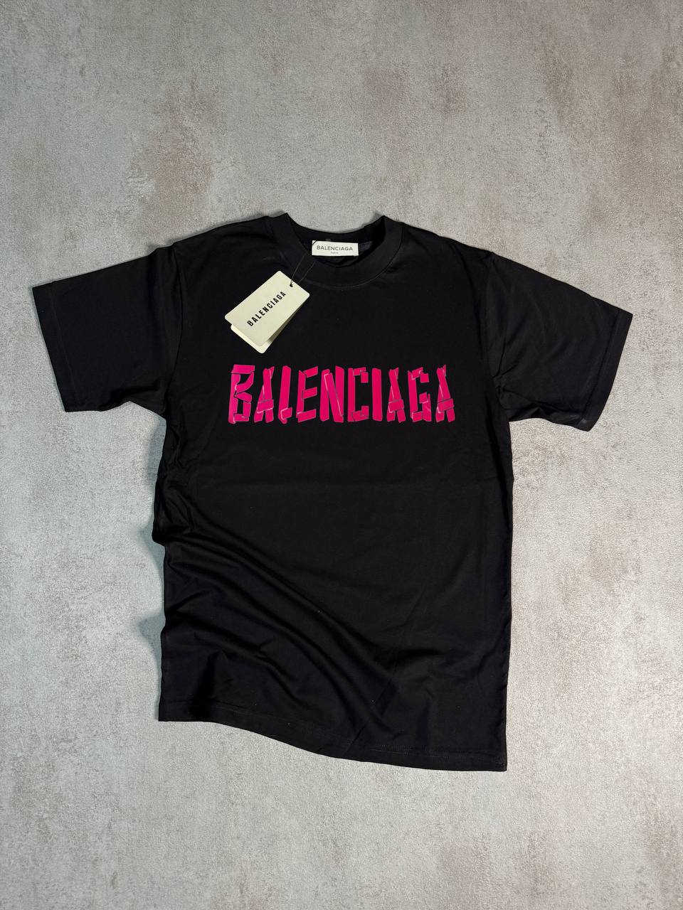 Camiseta Balenciaga negro logo rosa