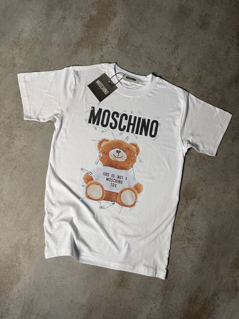 Camiseta Moschino blanca logo negro contorno blanco clips oso