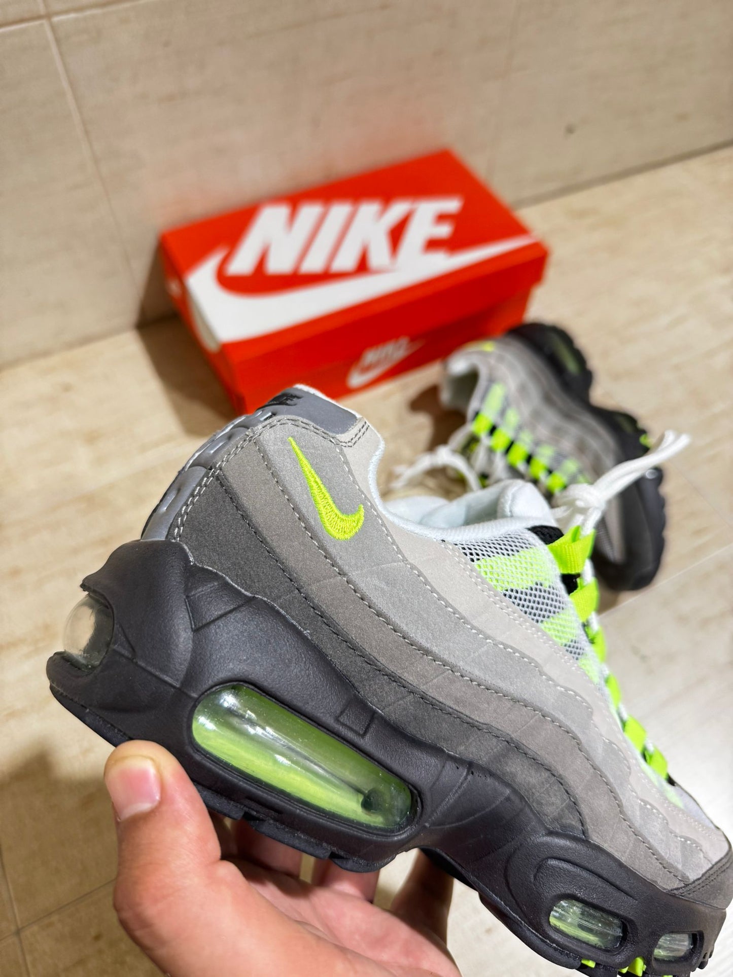 Air max 95 grises logo fluor