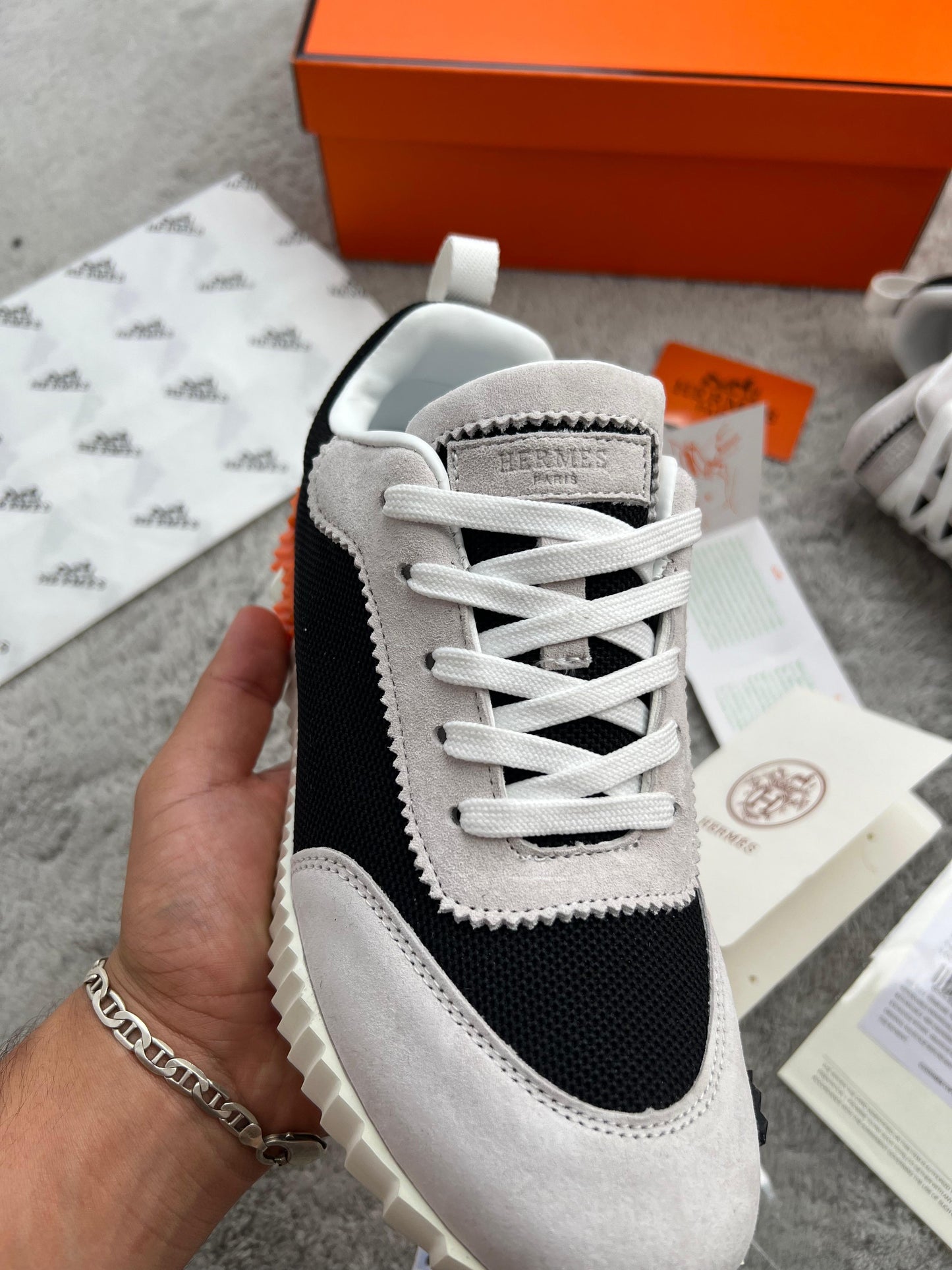 Hermes negras logo lateral naranja detalles grises