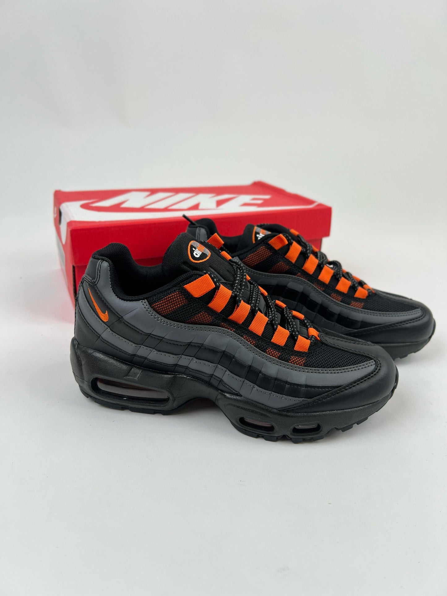 Air max 95 gris logo naranja