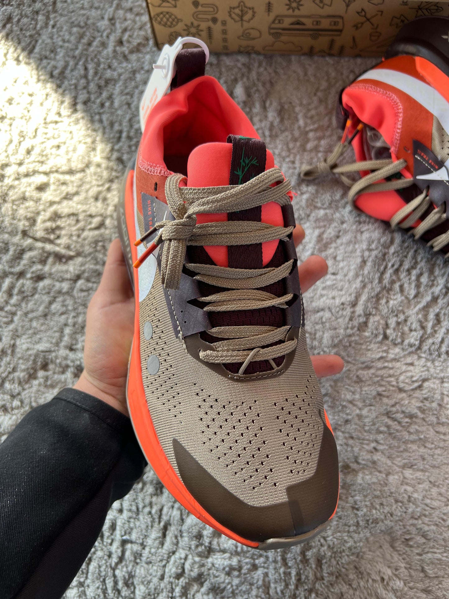 Nike ZOOMX ZEGAMA TRAIL 2 naranjas y marron logo blanco