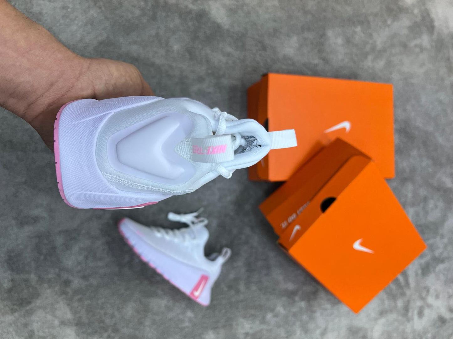 Nike Free Metcon blancas logo rosa