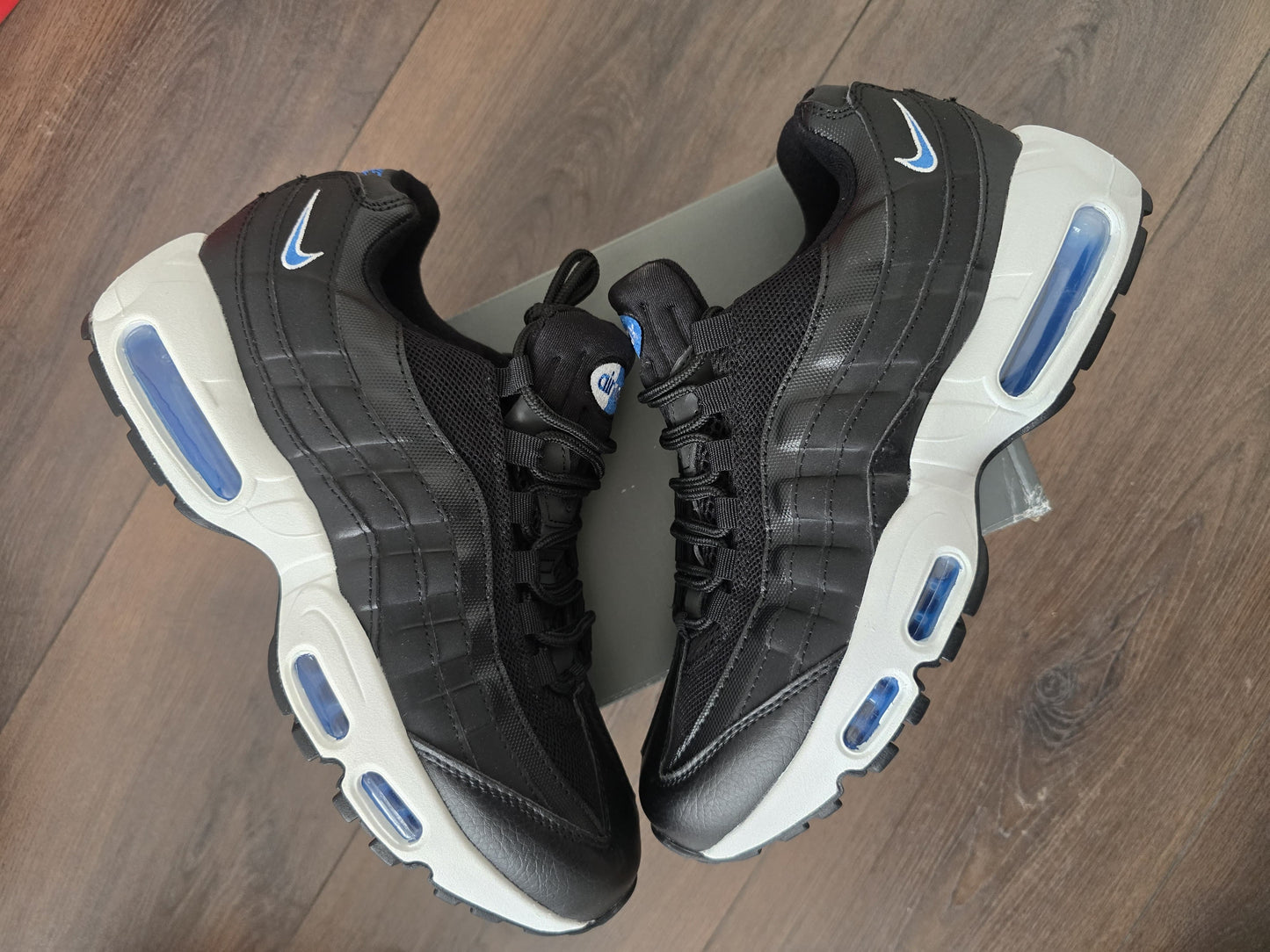 Air max 95 negra suela blanca