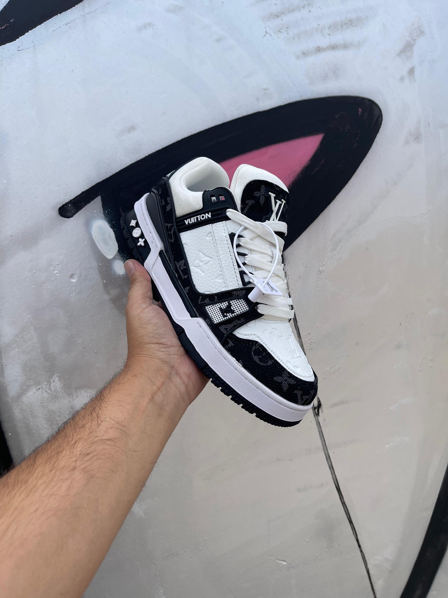 LV Trainer negras y blancas