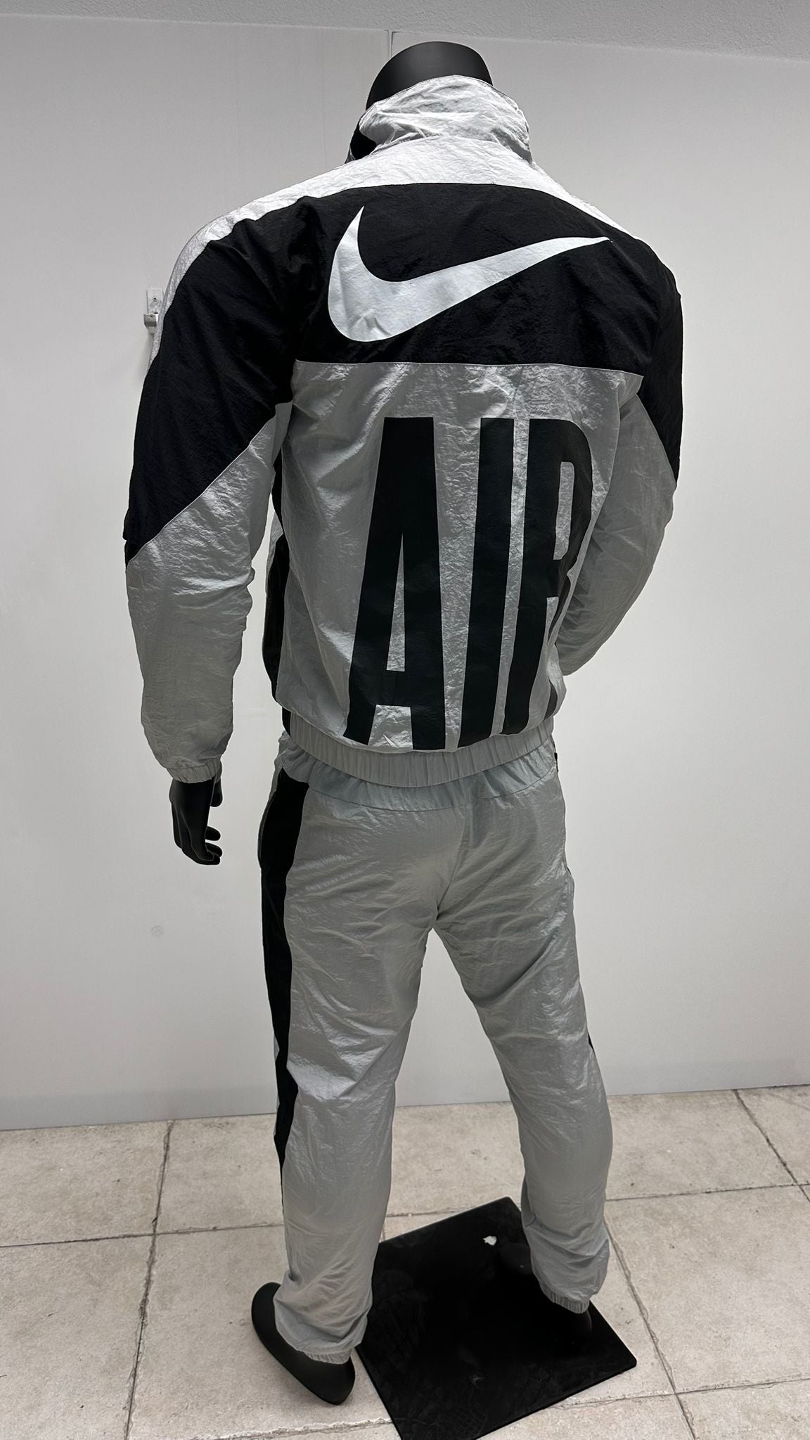 Chandal nike gris logo blanco y negro logo grande en espalda