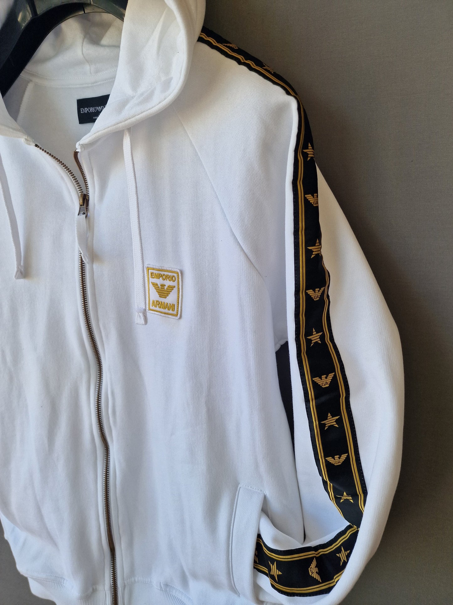 Chaqueta ARMANI blanca tira lateral negro y dorada
