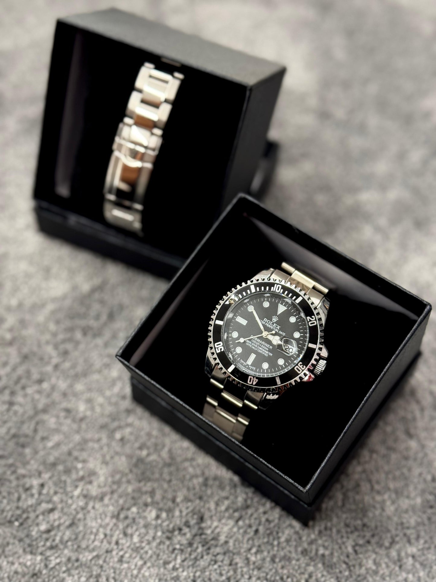 Reloj Rolex plateado y negro
