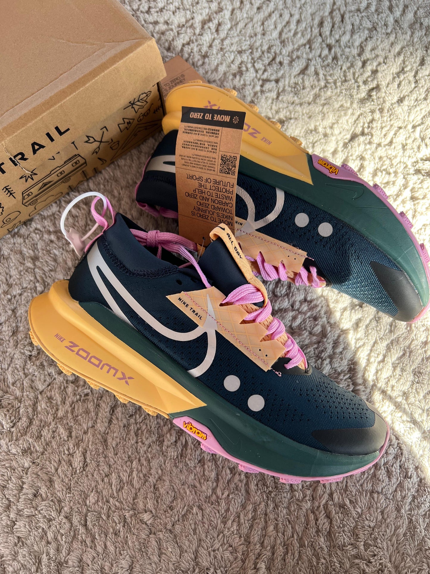Nike ZOOMX ZEGAMA TRAIL 2 verde oscuro detalles rosas y naranjas