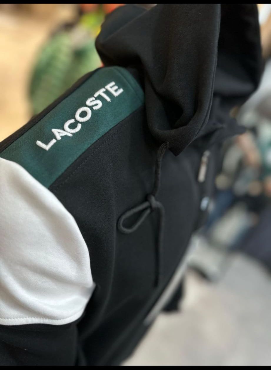 Chandals lacoste negro logo hombro