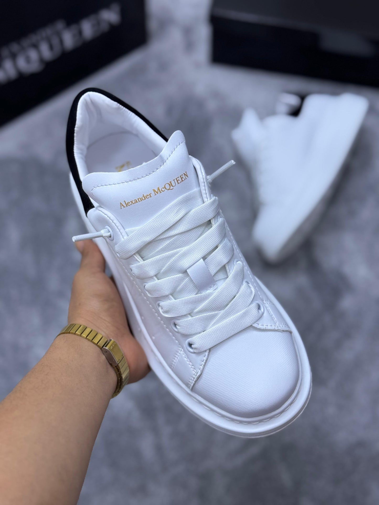 Alexander McQueen blancas y negras logo dorado