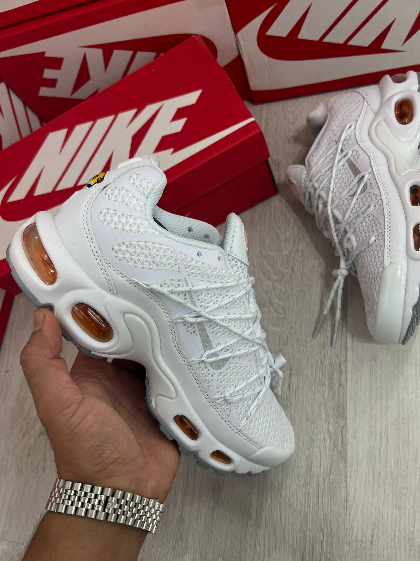 Nike tn utility blanco logo naranja