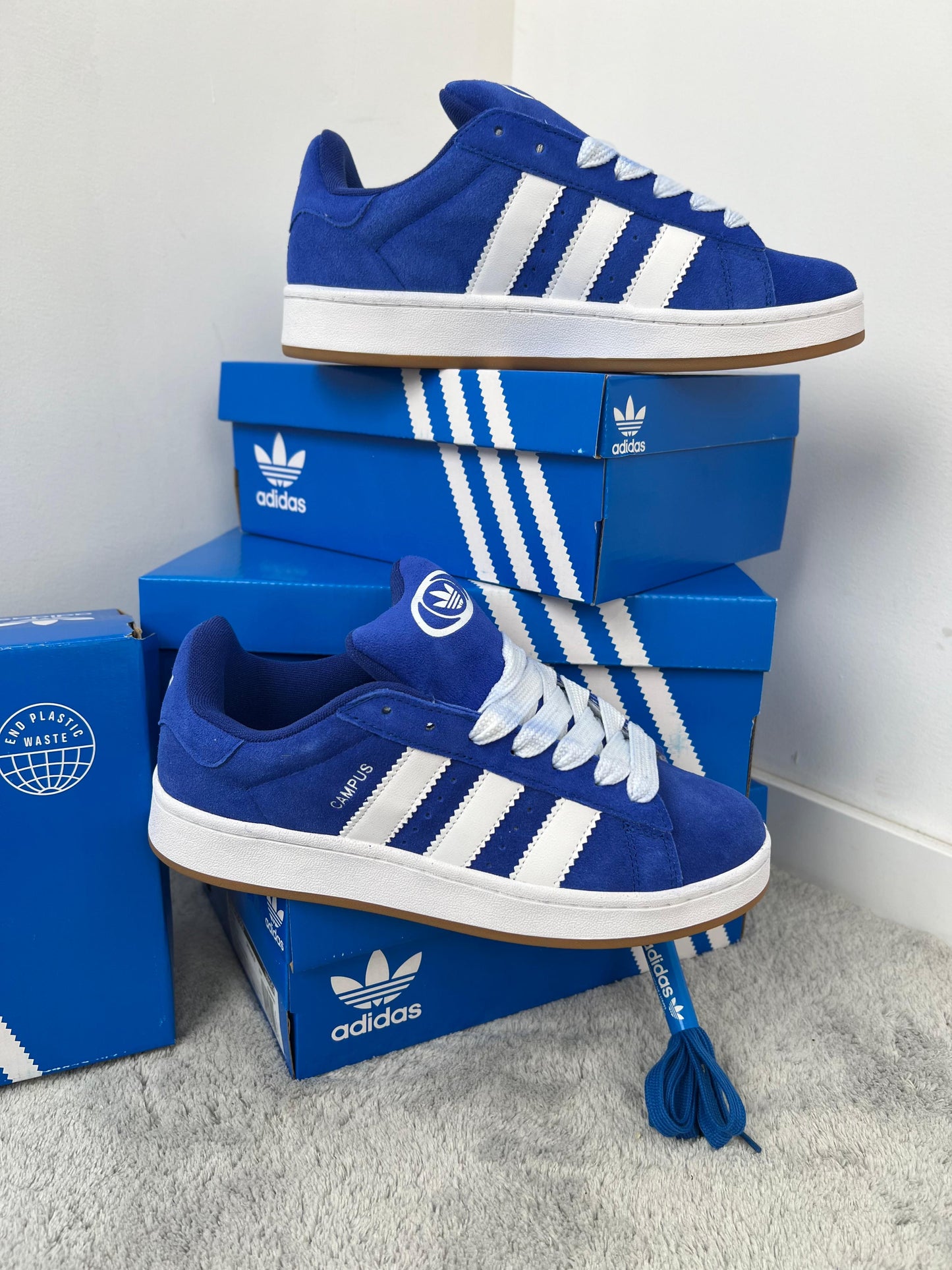 Adidas campus azul logo blanco