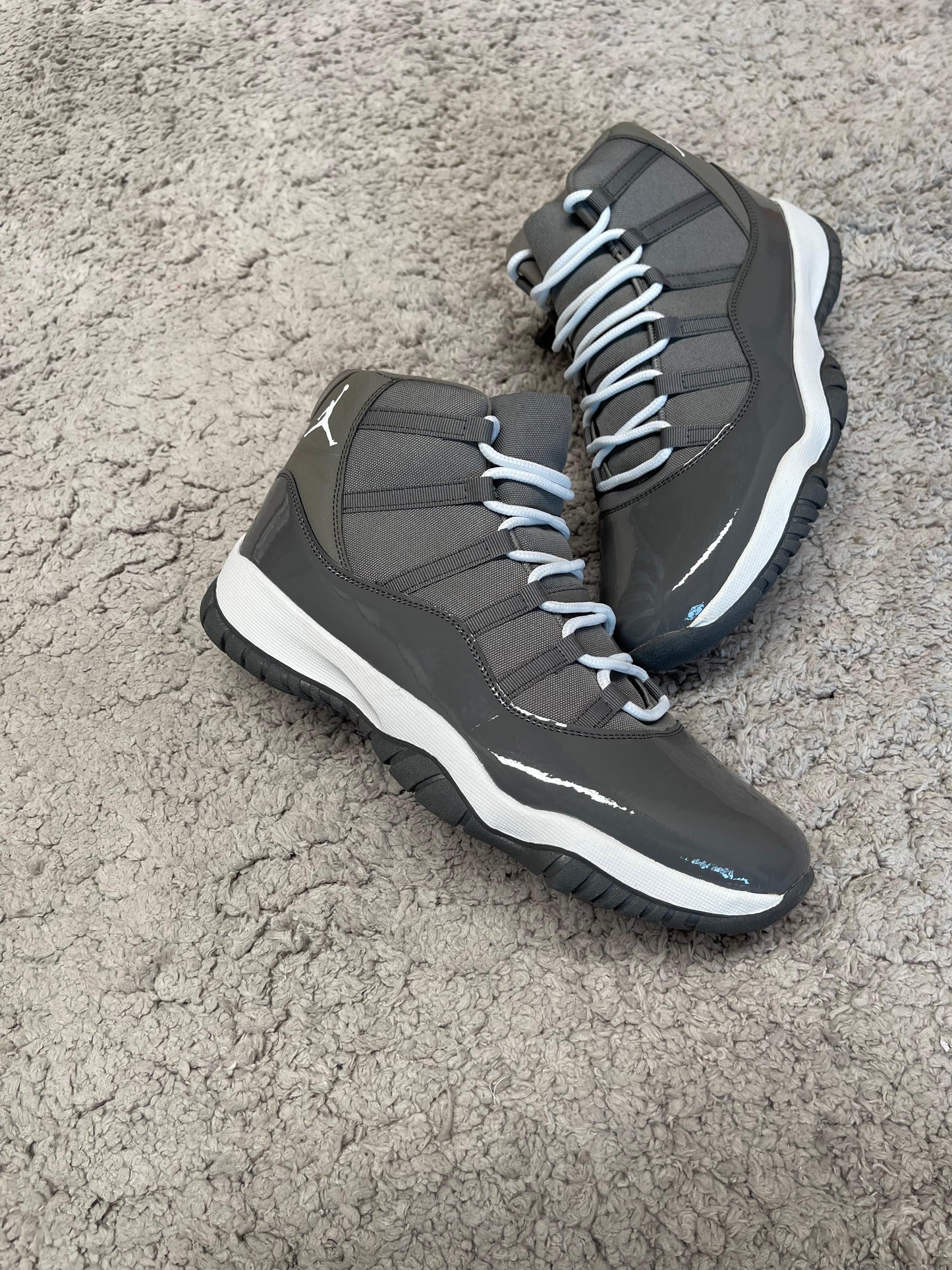 JORDAN 11 GRISES LOGO BLANCO