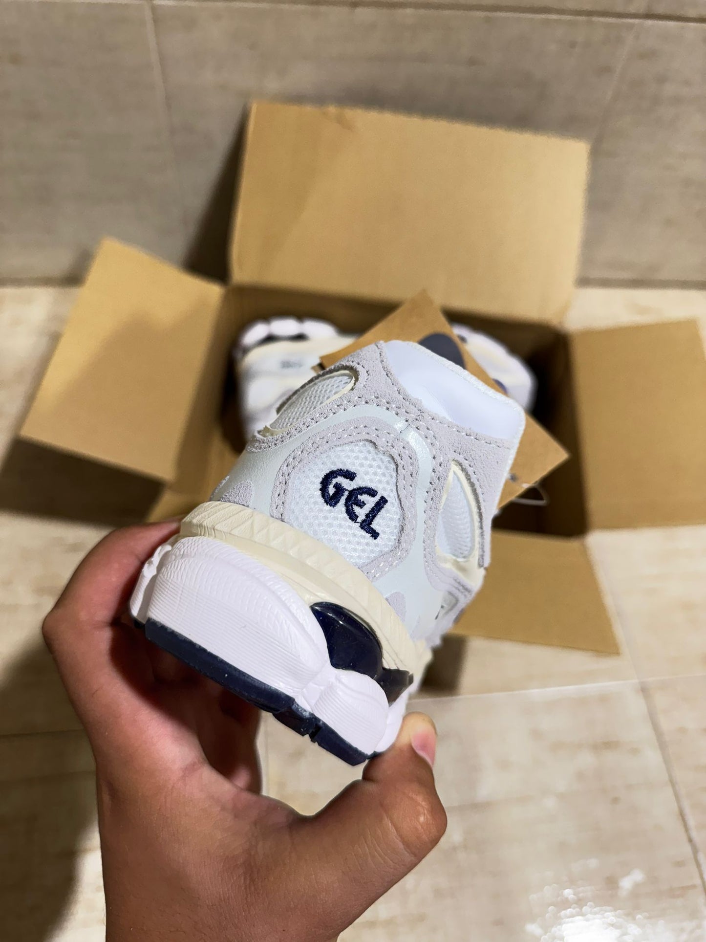 Asics blancos logo negro detalles grises