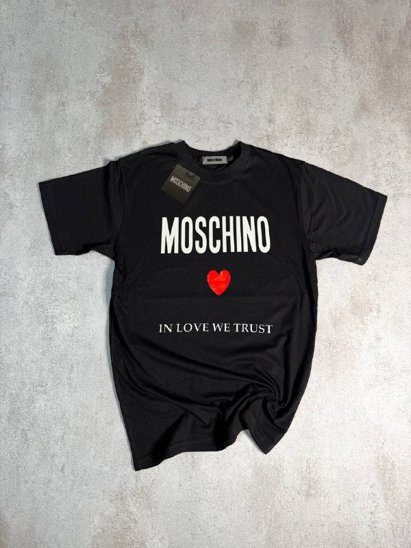 Camiseta Moschino negro logo blanco corazon rojo