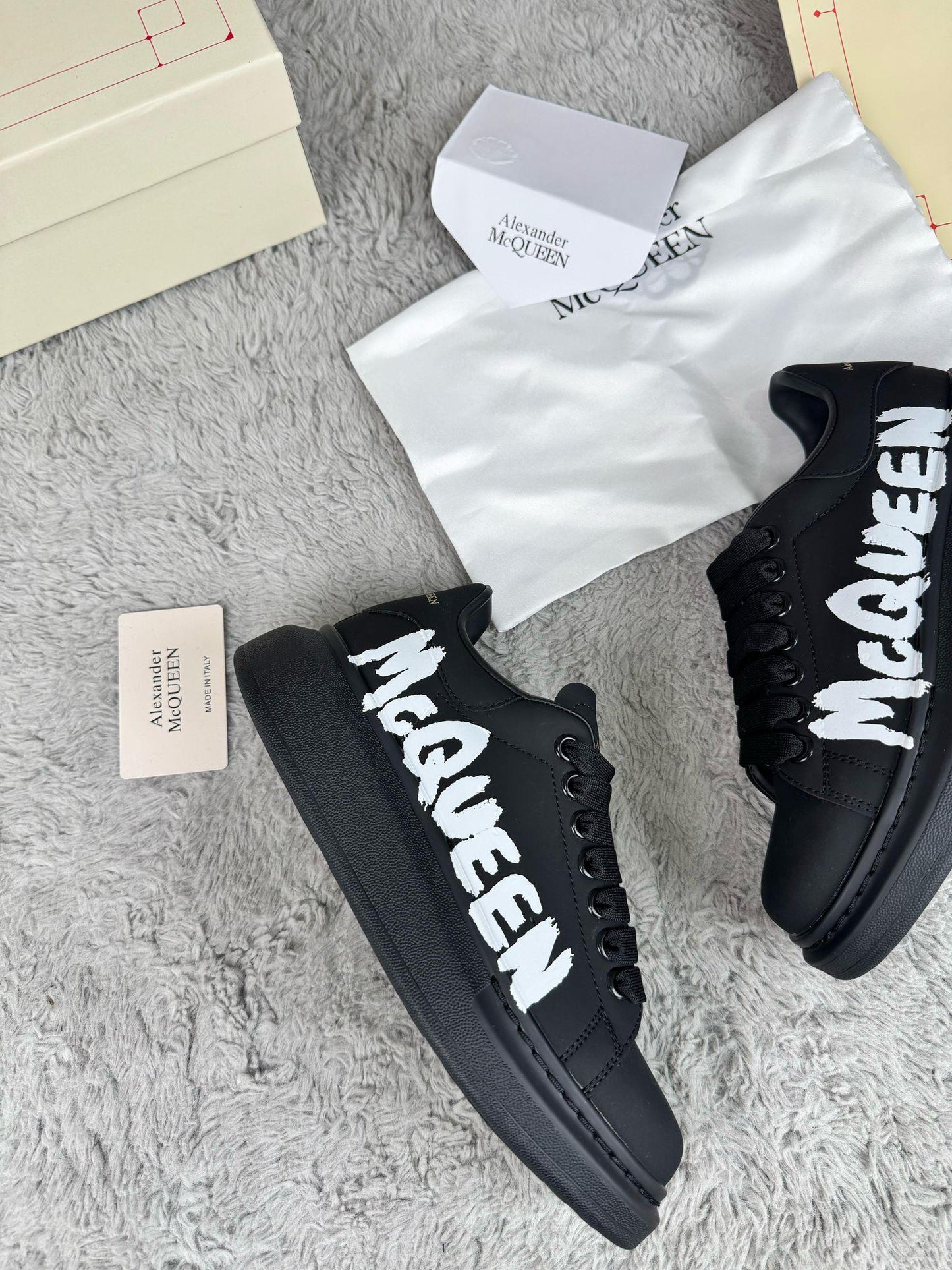 Alexander Mcqueen negras logo blanco graffiti