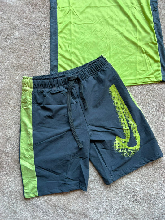 Conjunto corto nike verde logo negro
