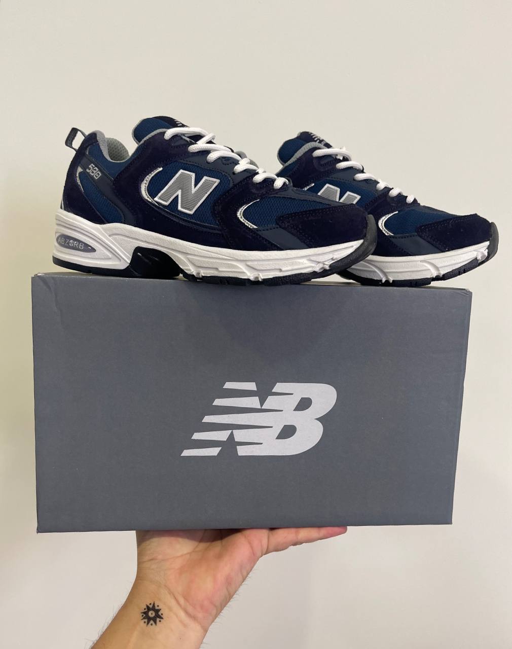 NEW BALANCE 530 AZUL LOGO GRIS DETALLES BLANCOS