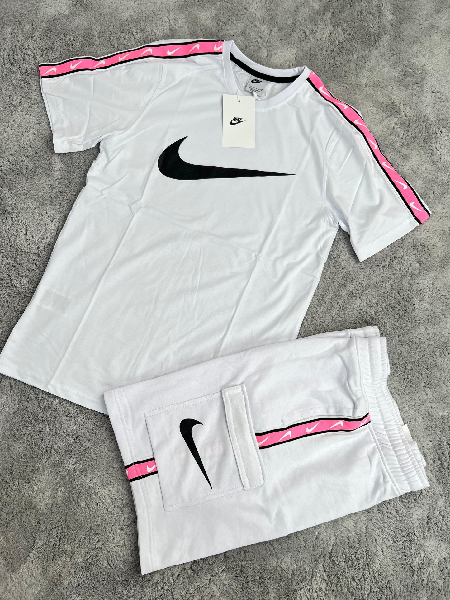 Conjunto corto blanco nike logo negro detalles rosas