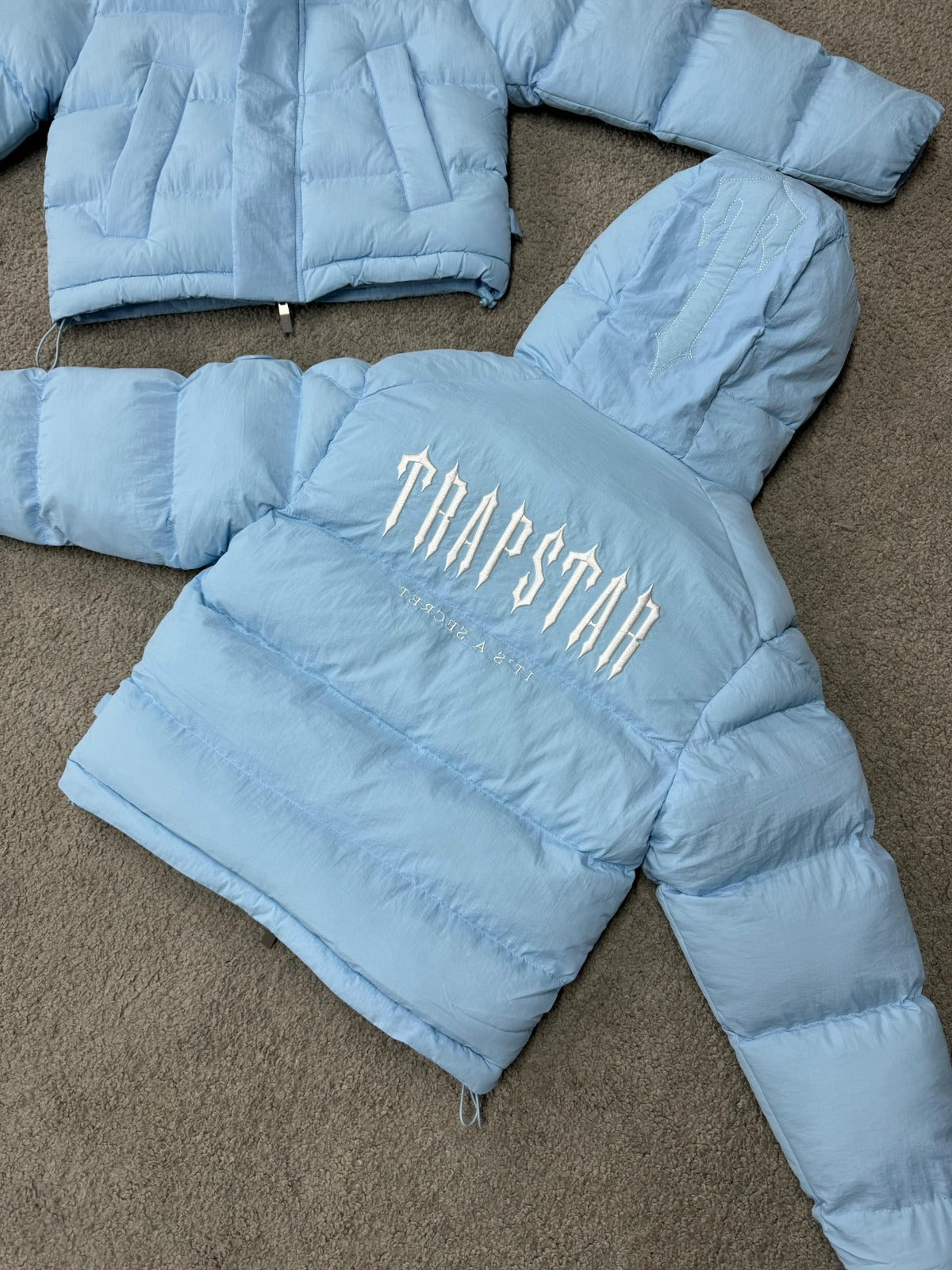CHAQUETA TRAPSTAR azul claro logo blanco