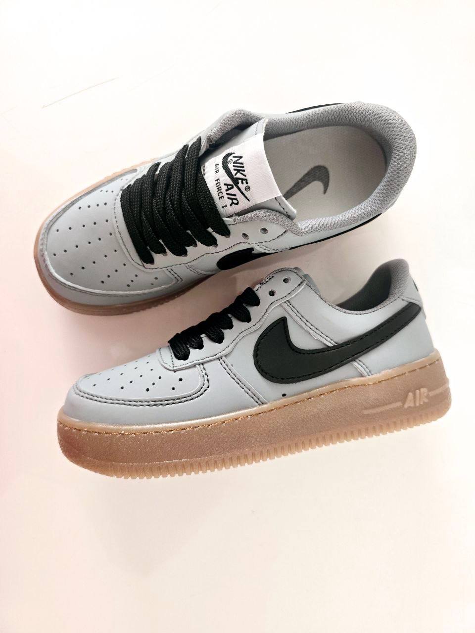 AIR FORCE 1 GRIS LOGO NEGRO