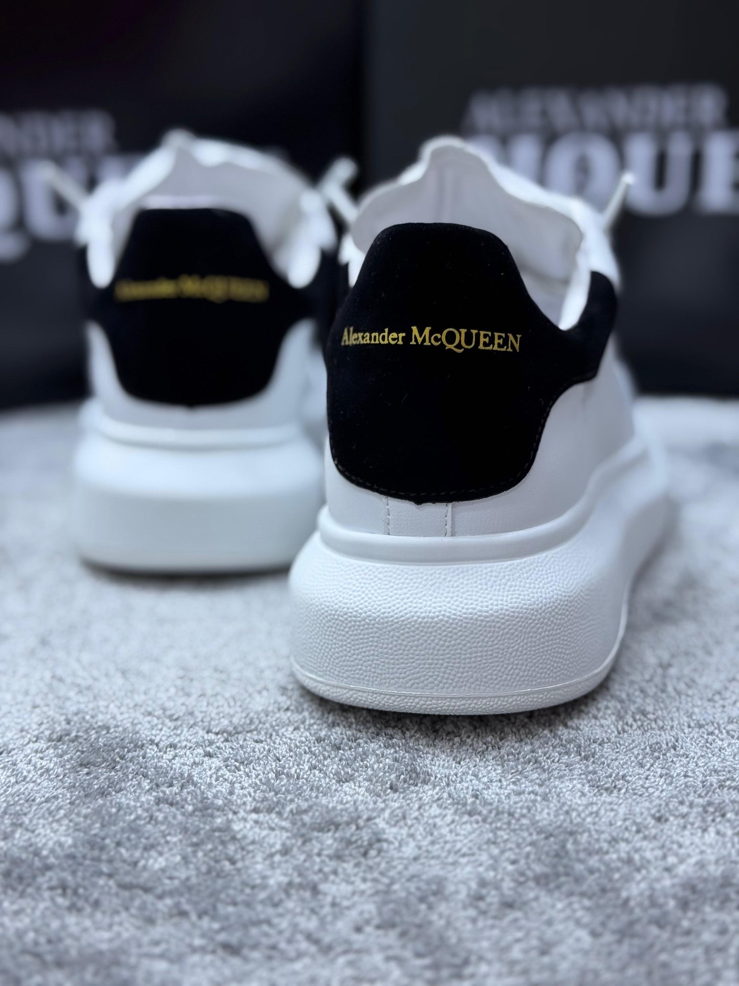 Alexander McQueen blancas y negras logo dorado