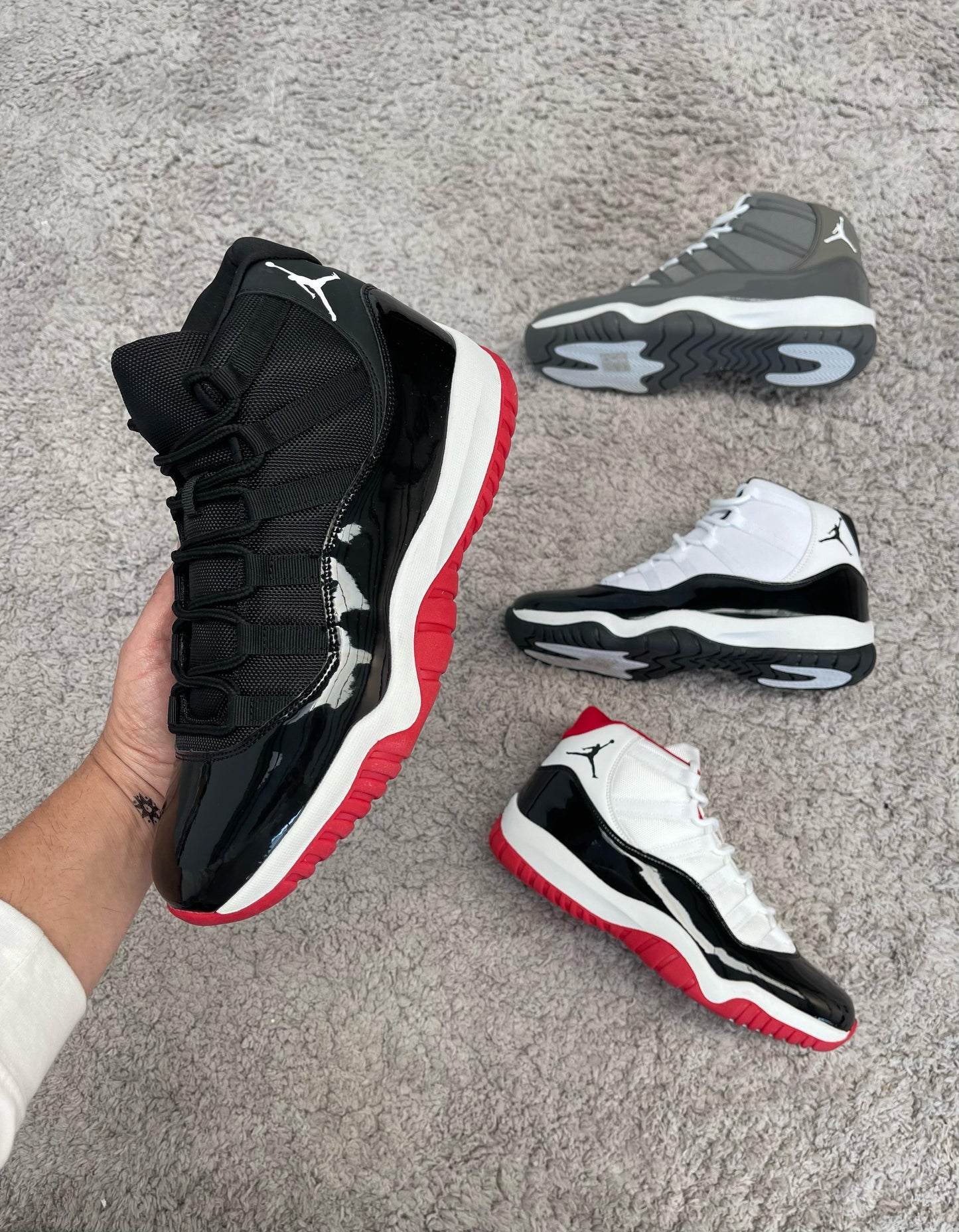 JORDAN 11 NEGRAS LOGO BLANCO DETALLES ROJOS