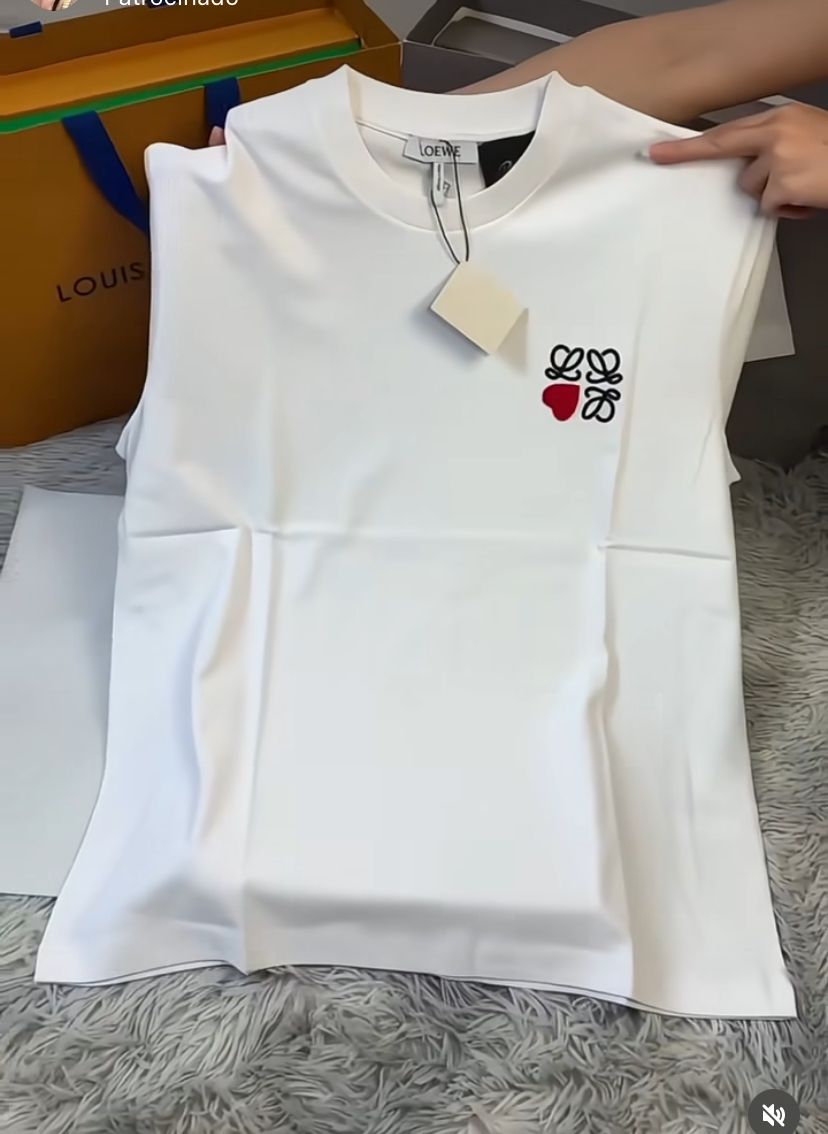 Camiseta Loewe blanco logo negro y rojo