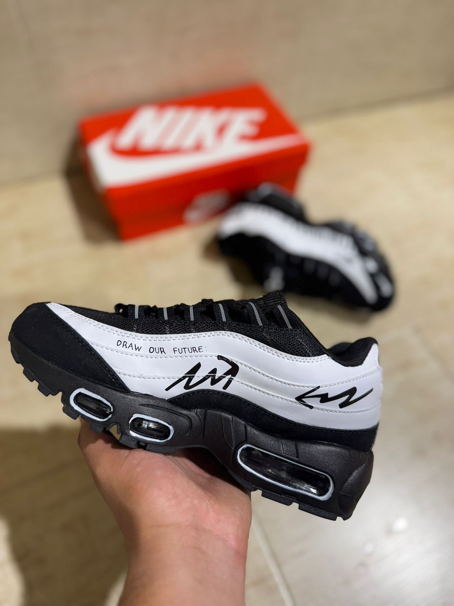 Air max 95 blancas detalles grises y negro