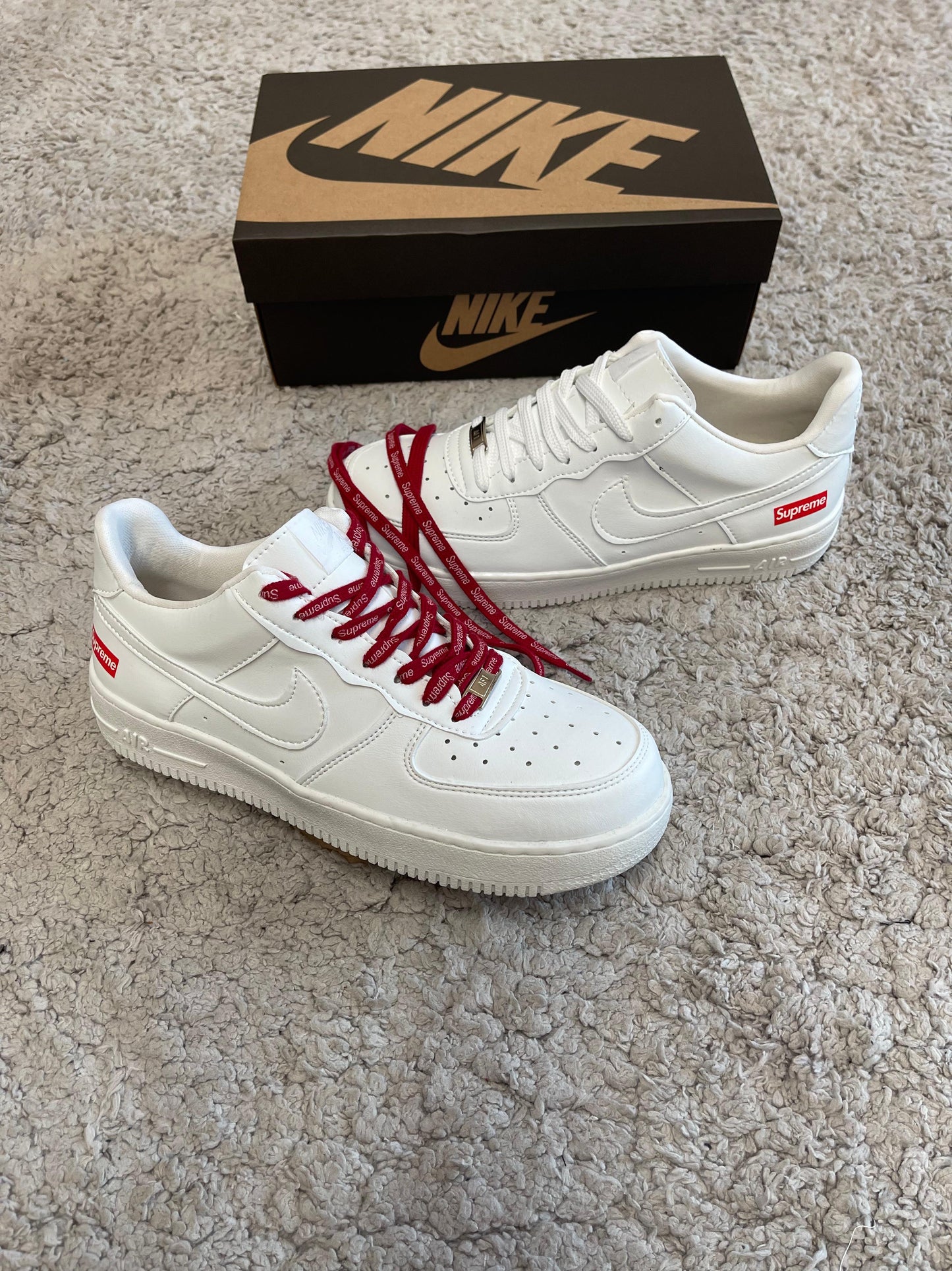 Air force blancas x Supreme logo rojo
