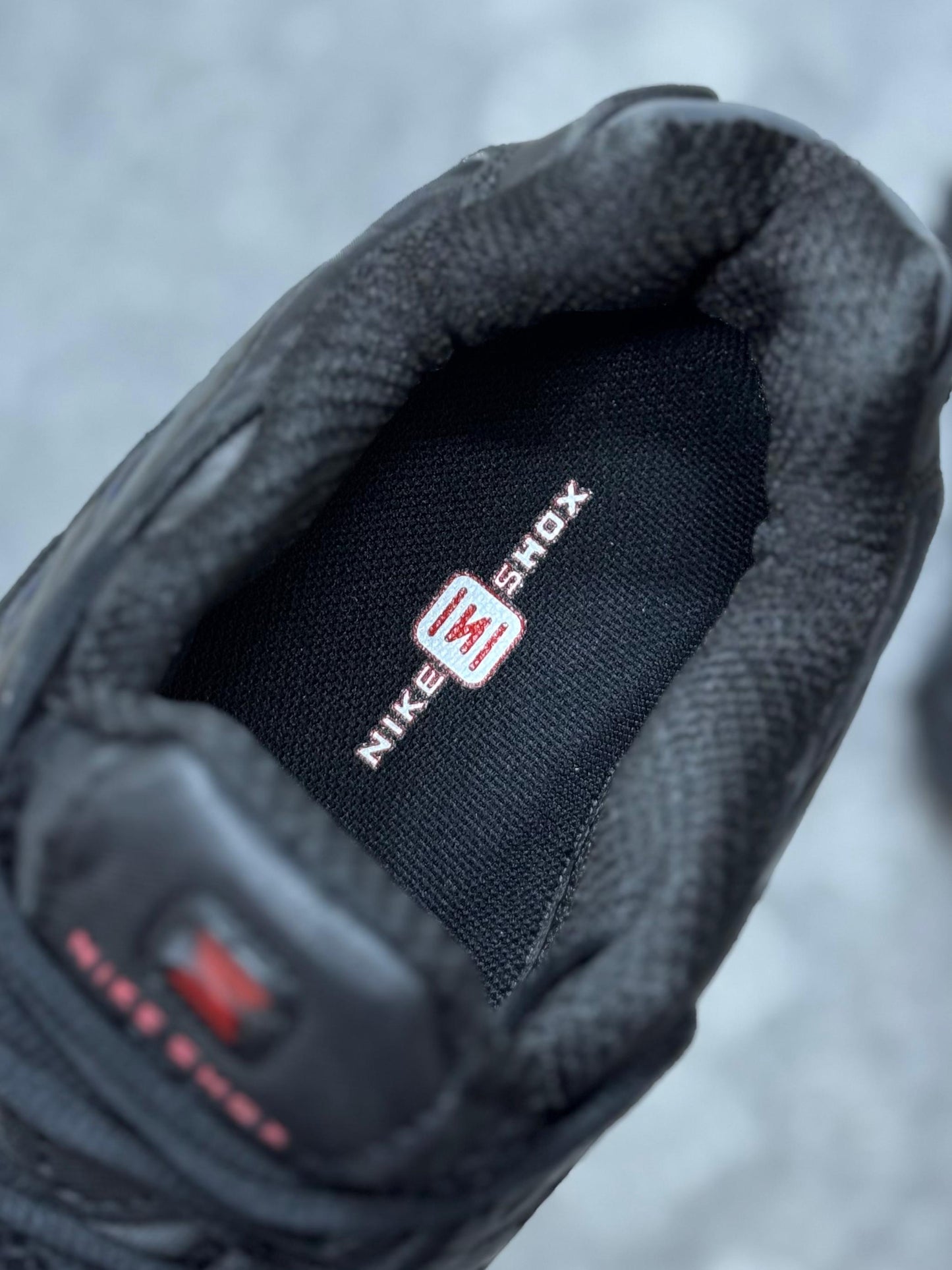 Shox negras logo rojo