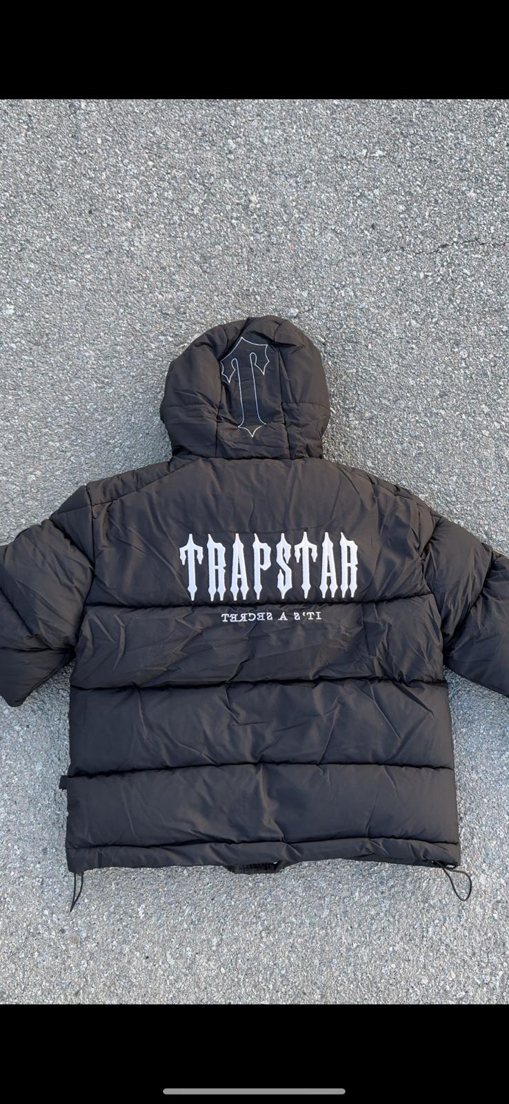 CHAQUETA TRAPSTAR NEGRA LOGO BLANCO