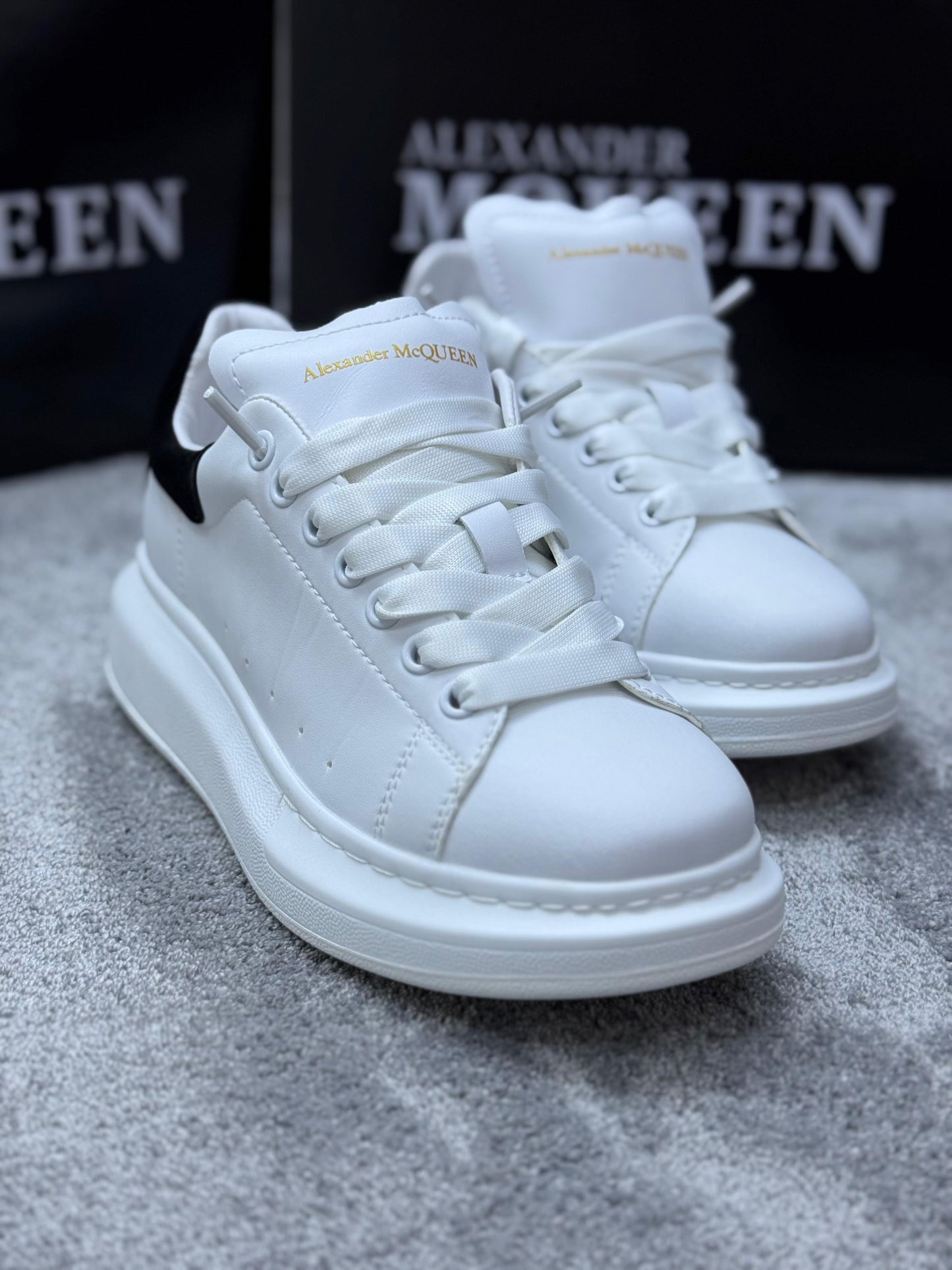 Alexander McQueen blancas y negras logo dorado