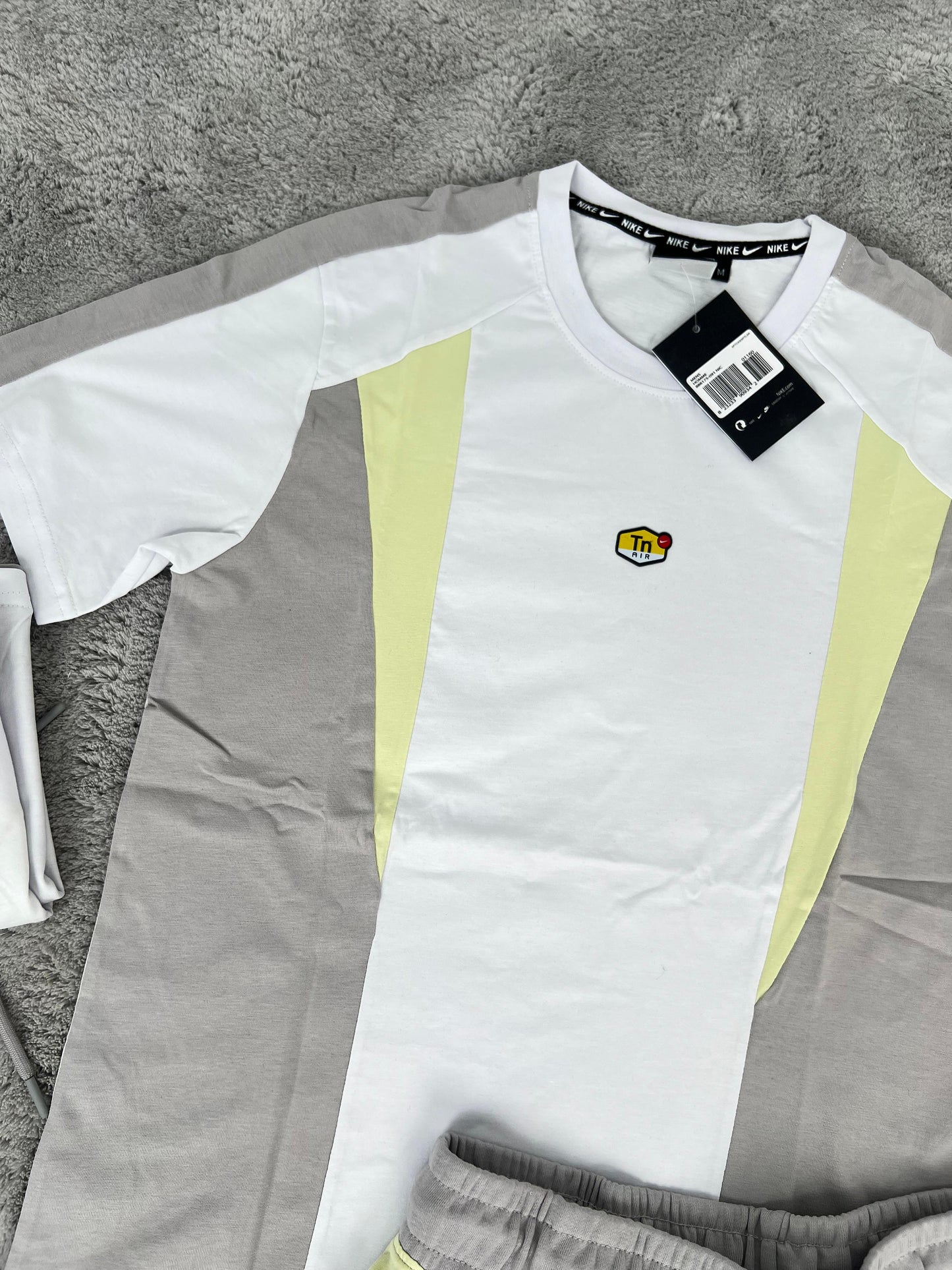 Conjunto corto nike tn blanco y gris logo amarillo y negro