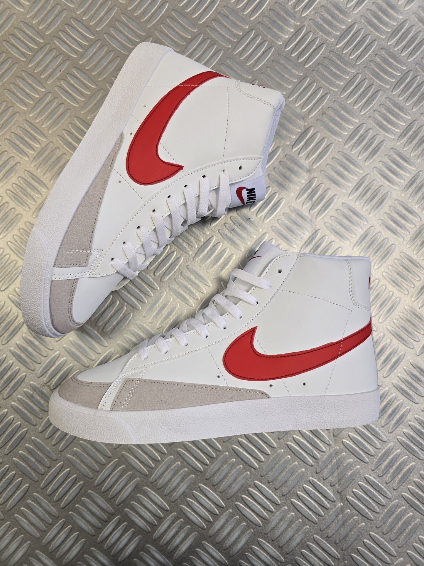 Blazer blanca logo rojo