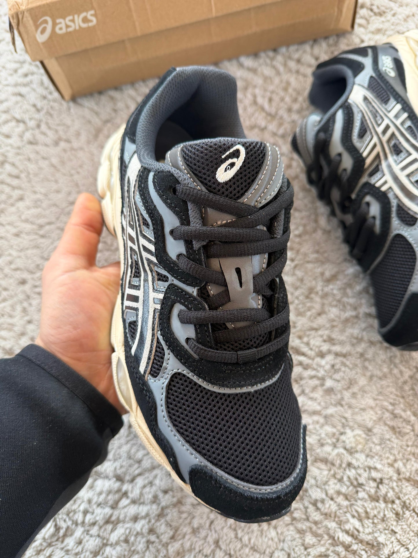 ASICS GEL-NYC negras detalles grises