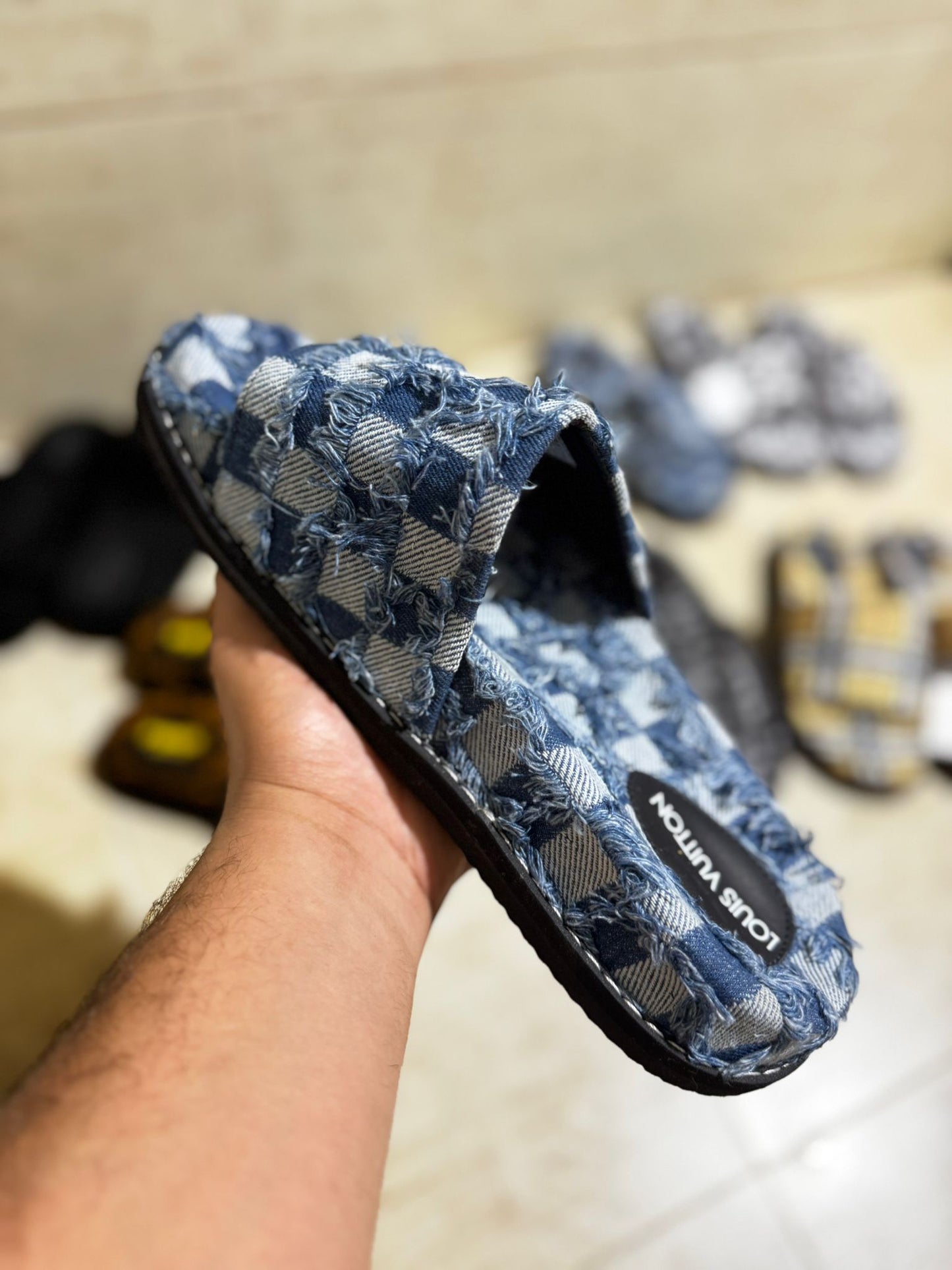 Chanclas LV gris azul y blanco